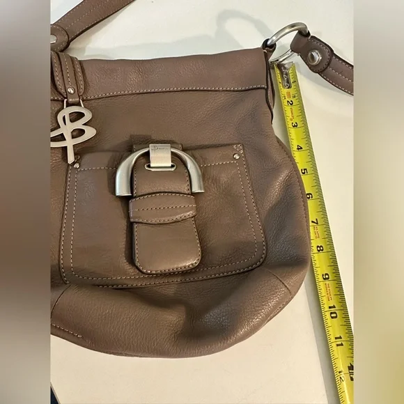 B. MAKOWSKY Crossbody Purse Taupe Tan Beige Brown Leather Handbag Buckle Pockets - Picture 15 of 16